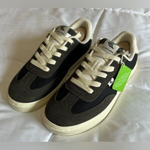 New Cariuma Sneakers Women’s size 7.5US Men’s Size 6US